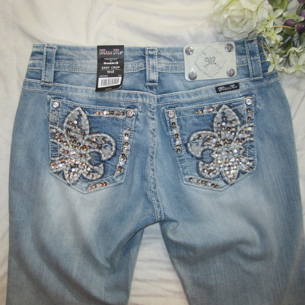 1 HOUR SALE NWT Miss Me Distressed Capris Size 28