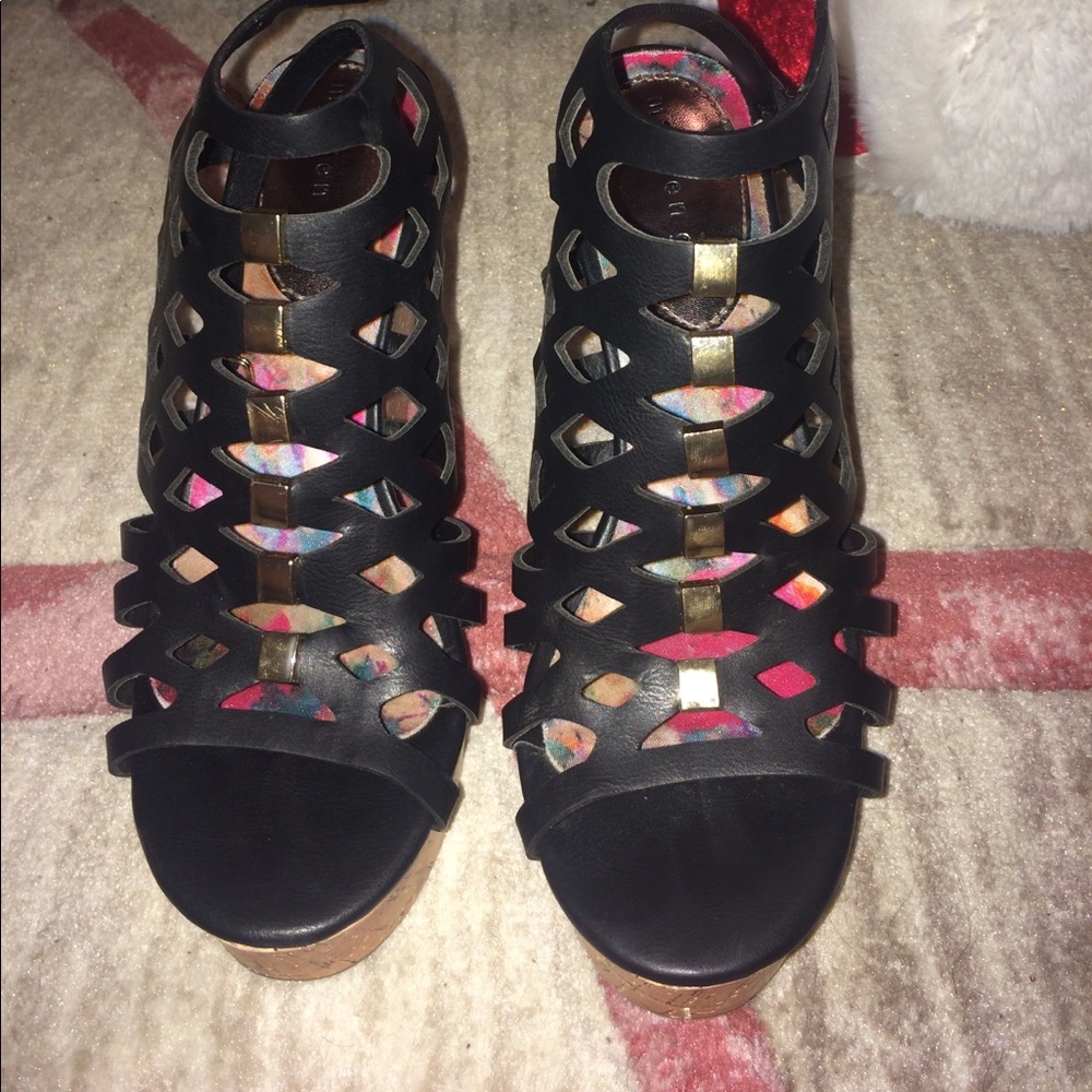 Maddengirl Black and gold wedges