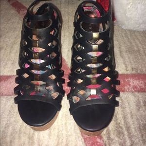 Maddengirl Black and gold wedges