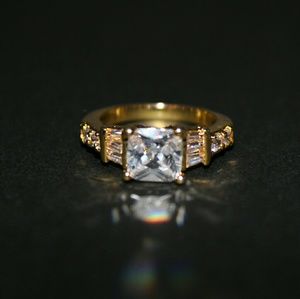 Crystal goldtone Ring Size 6