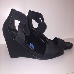 7.5 BCBGeneration Never Worn Elastic Black Wedge