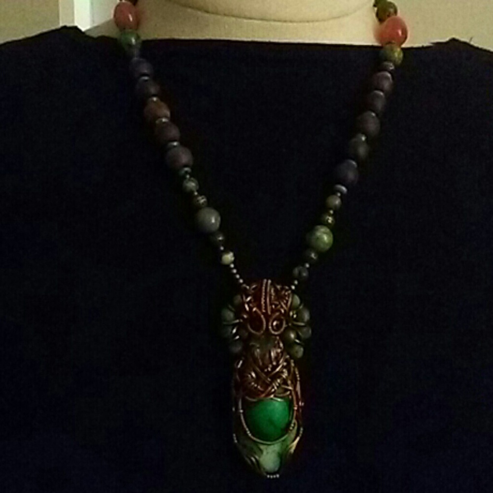 Enchanting neclace.