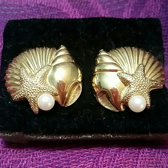 Vintage Avon Treasures of the Sea pierced earrings - Picture 1 of 2