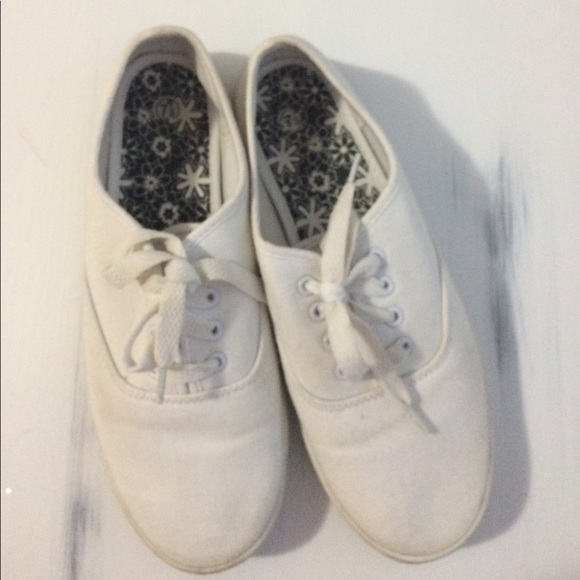 White canvas sneakers-lightly worn - Picture 3 of 6