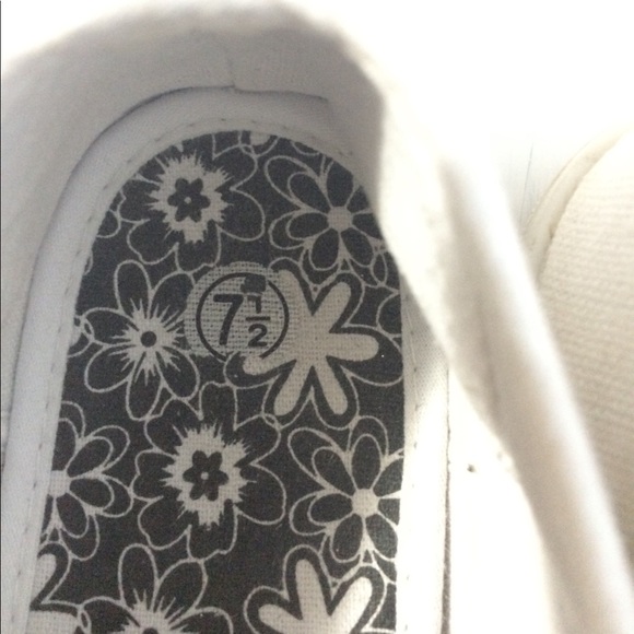 White canvas sneakers-lightly worn - Picture 4 of 6