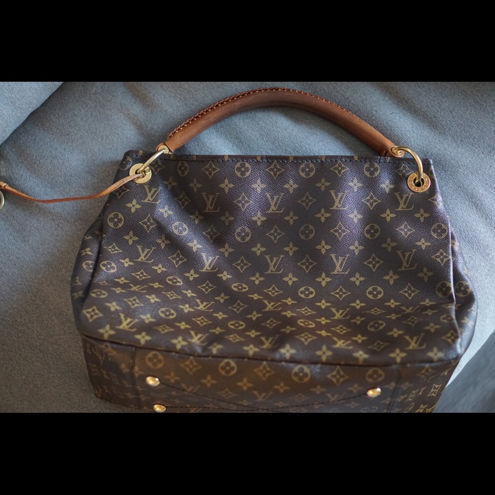 Louis Vuitton Artsy MM Shoulder Bag