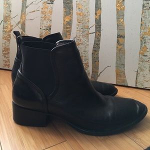 Donald J Pliner black chelsea boots size 8