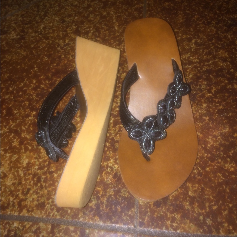 size 6 very cute flip flop wedges