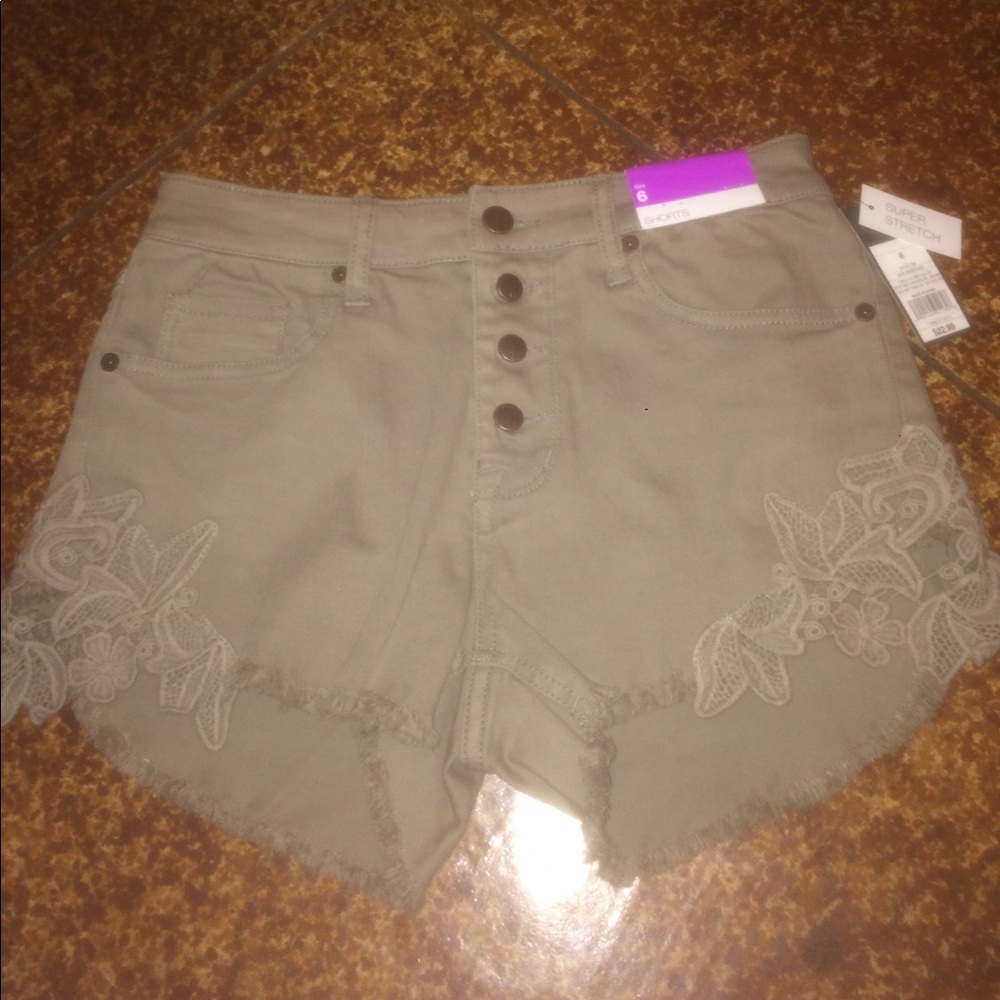 super cute stretchy denim shorts