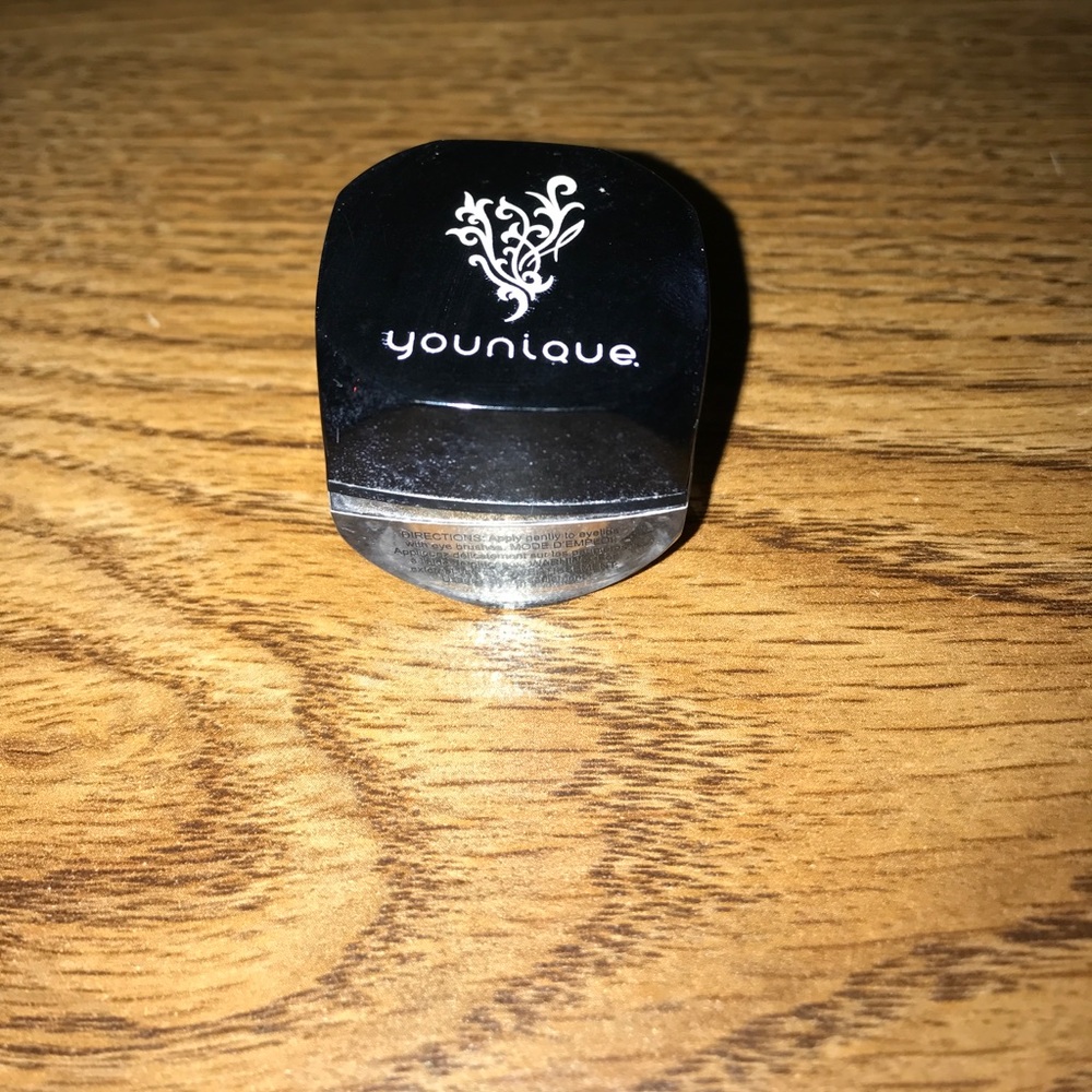 younique confident eyeshadow