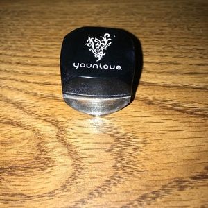 younique confident eyeshadow