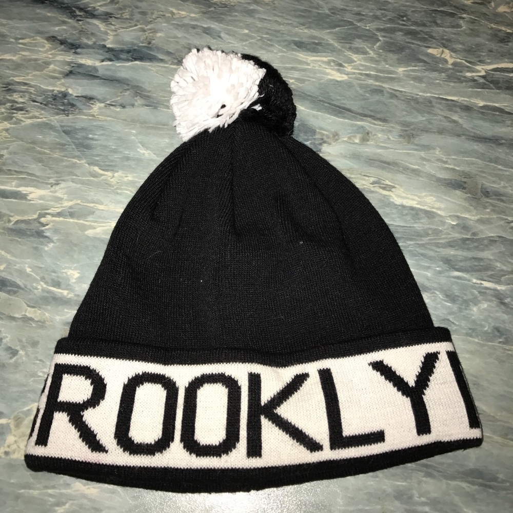 Brooklyn Pom Pom Mitchell&Ness Winter Hat