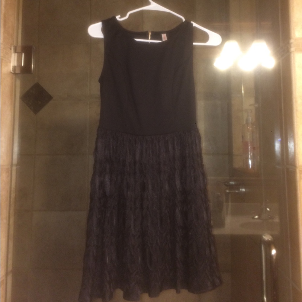 cute dress. Never worn. In great condition!