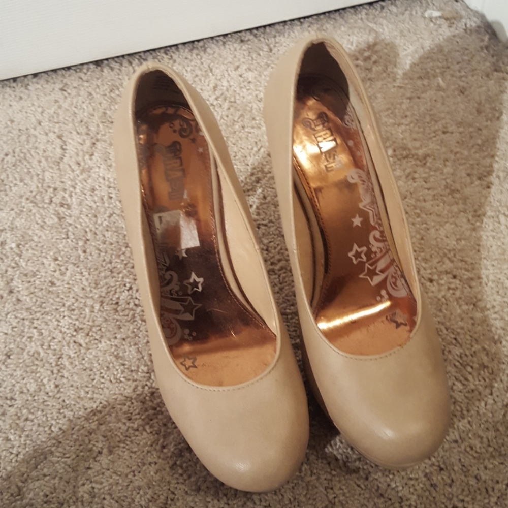 NOT STEVE MADDEN Nude platform heels