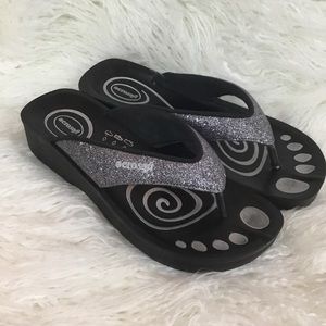 Aerosoft sparkle thong flip flops size 6 ortho EUC