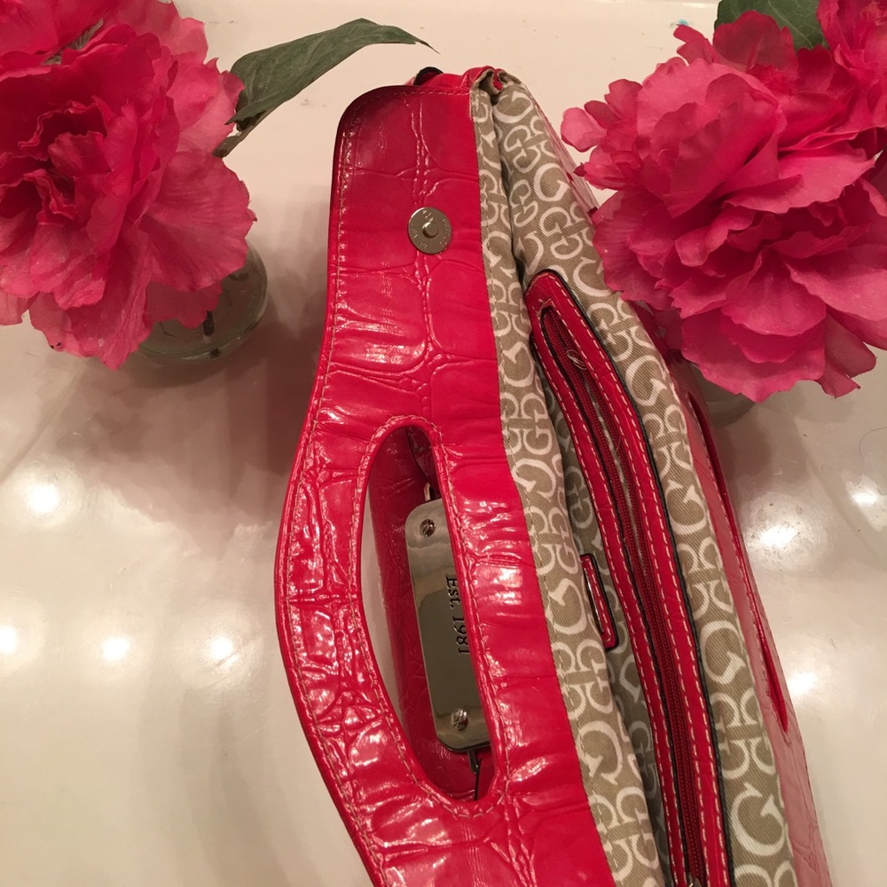 🌸🎀 GUESS CLUTCH🎀🌸 - Picture 5 of 8