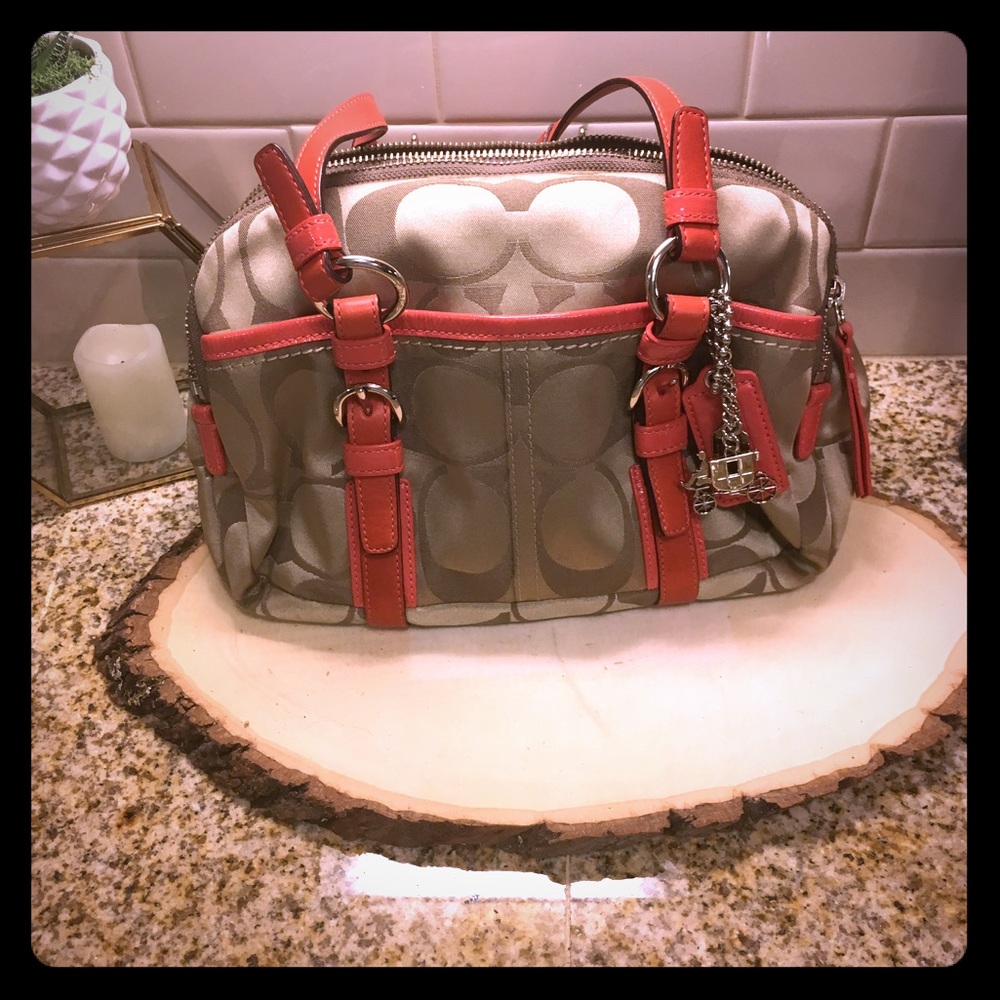 COACH: 👛perfect medium pink colored bag!