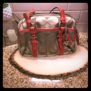 COACH: 👛perfect medium pink colored bag!