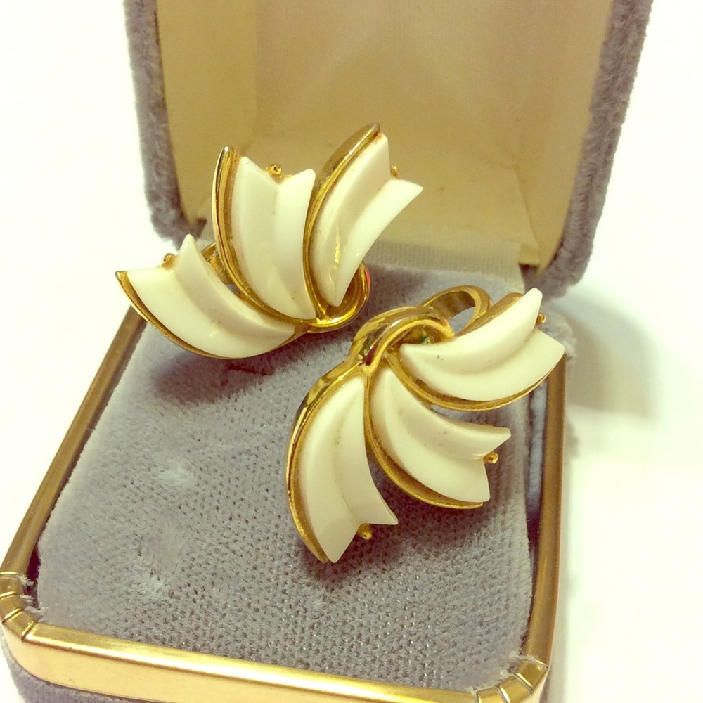 ❤Vintage Signed Trifari Earing