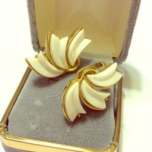 ❤Vintage Signed Trifari Earing