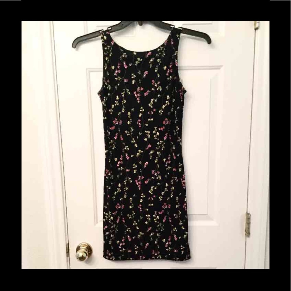 Beautiful Black Floral Shift Dress Short Sleeved