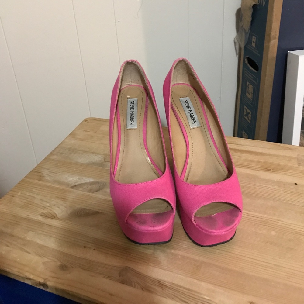 Neon pink wedges for spring