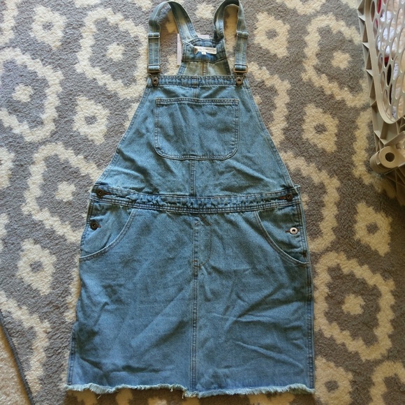 Cute mini denim overalls 🎉 SALE🎉 One size left! - Picture 4 of 4
