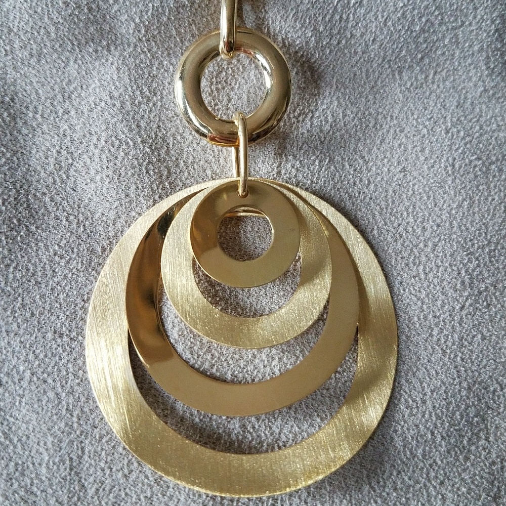 Gold Circular Pendant & Chain
