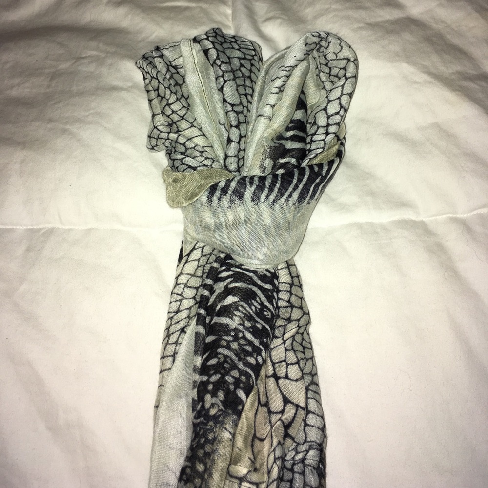 Mixed pattern scarf