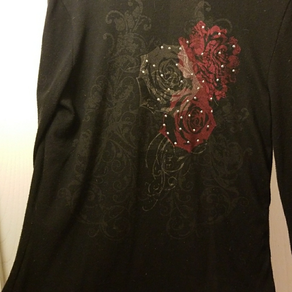 Stunning cardigan with flower details.