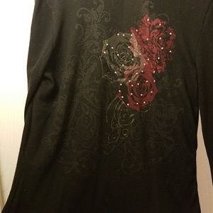 Stunning cardigan with flower details.