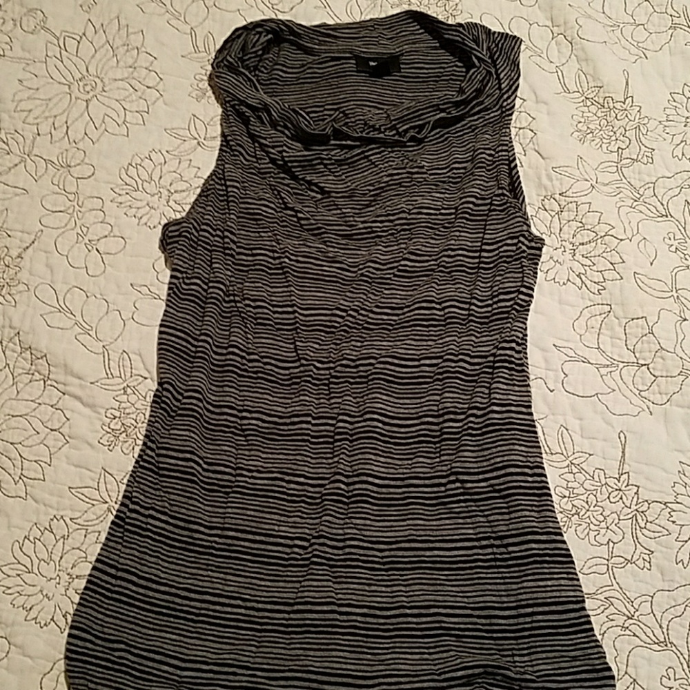 Scoop neck sleeveless top