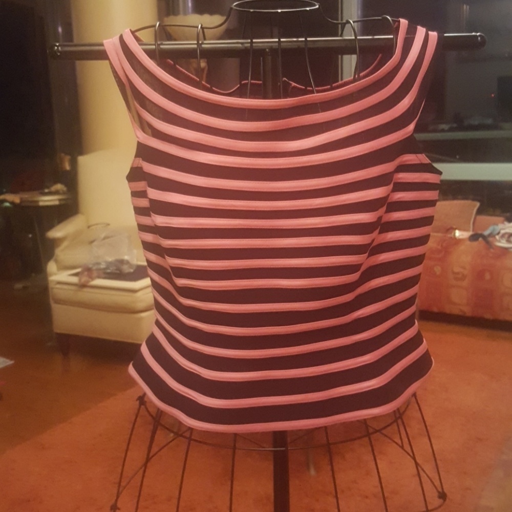 Women's

Pink Top From Js Collections.