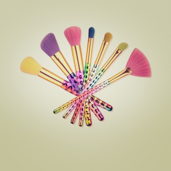 NEW 7pcs Rainbow Makeup Brushes - Picture 2 of 4
