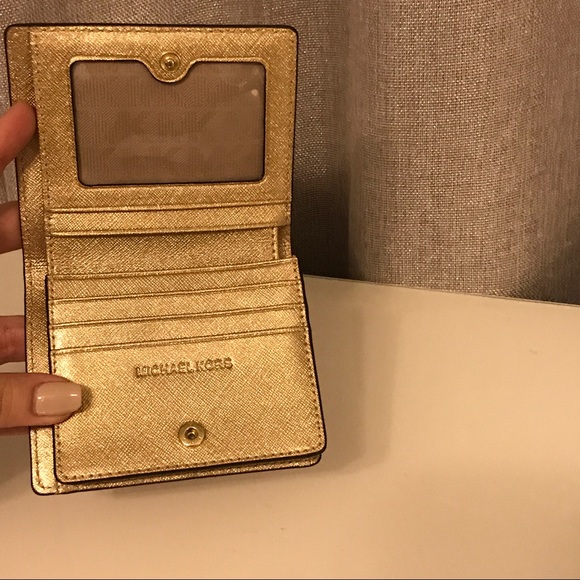 ❌SOLD❌ Michael Kors Jet Set Travel Metallic Wallet - Picture 4 of 6