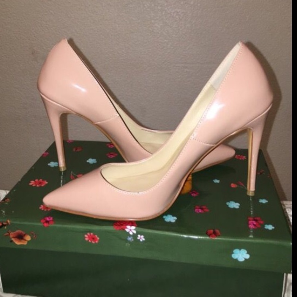 Nude pumps
