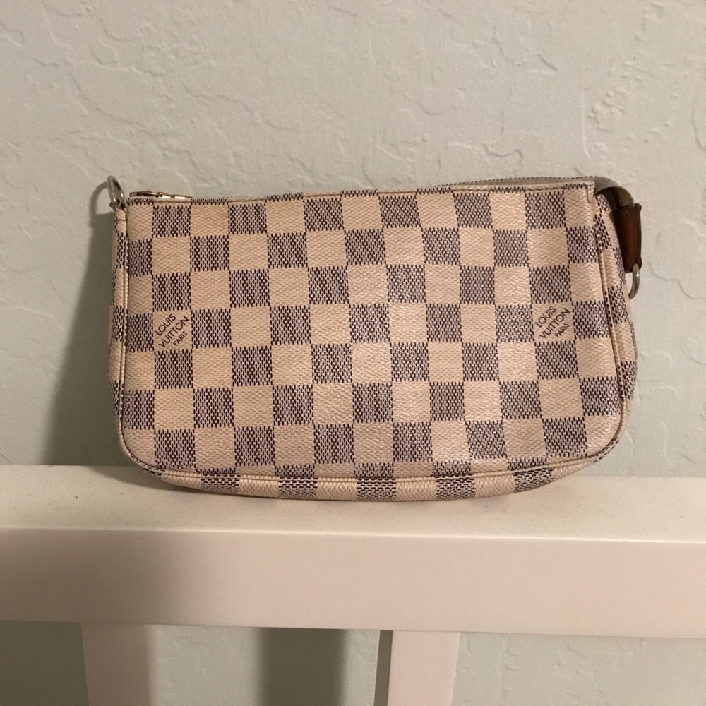 AUTHENTIC::MAKE AN OFFER LV Damier Azur Clutch