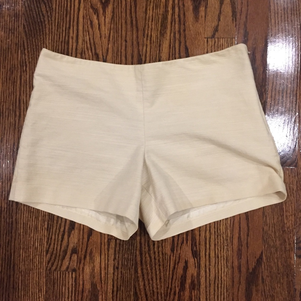 Ann Taylor sz 2 cream colored shorts