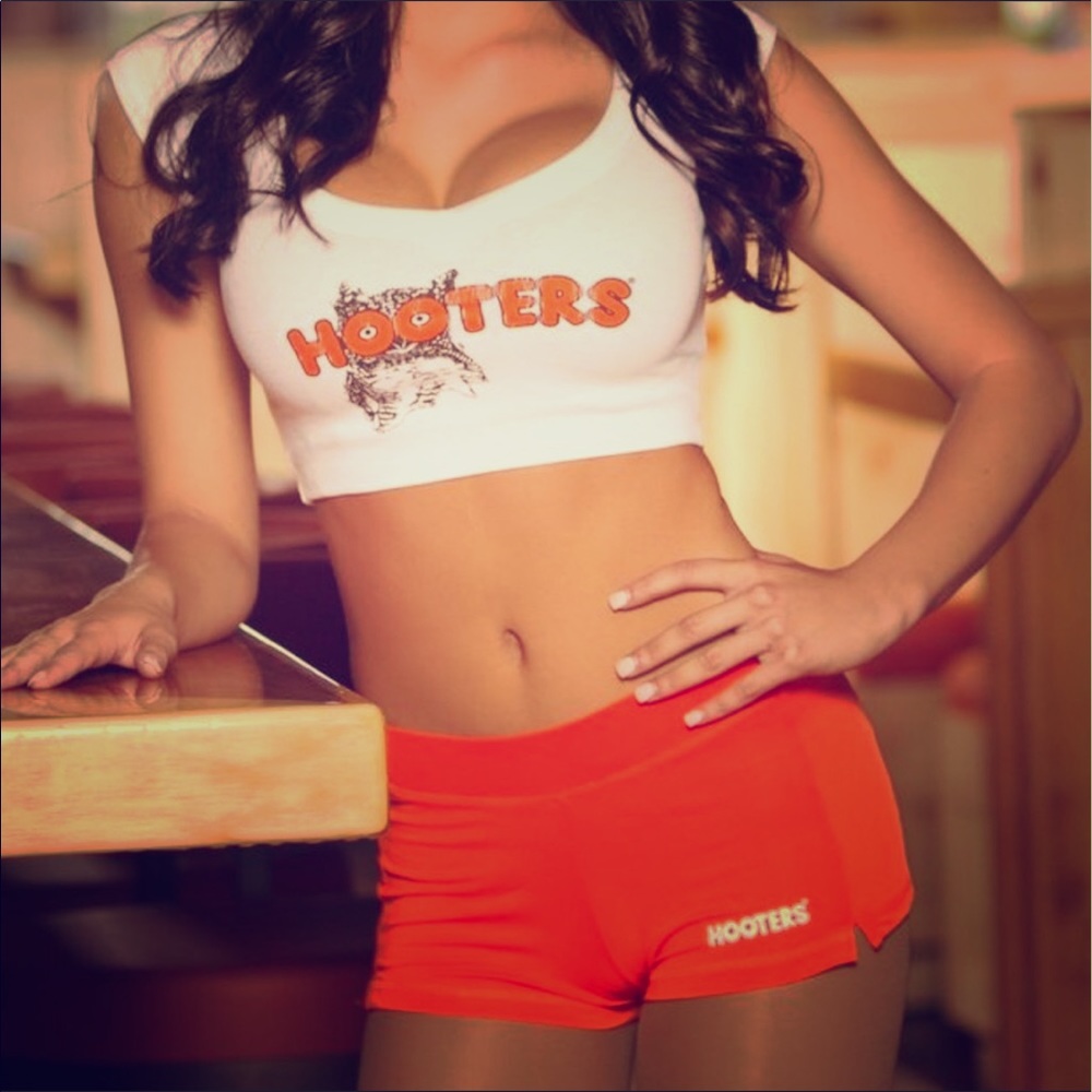 😍NEW! Hooters Crop Top - White