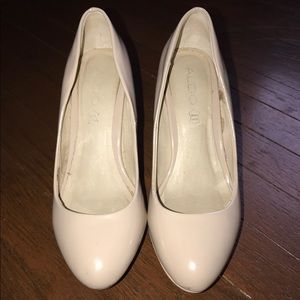 💥SHOE PARTY SALE💥Nude Pumps // Closet Essential