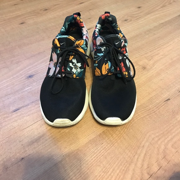 Nike Shoes - Nike Roshe
