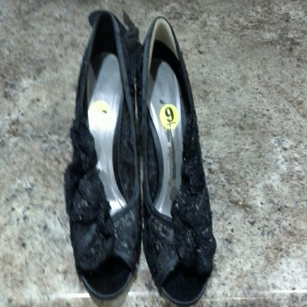 Black lace peep toe