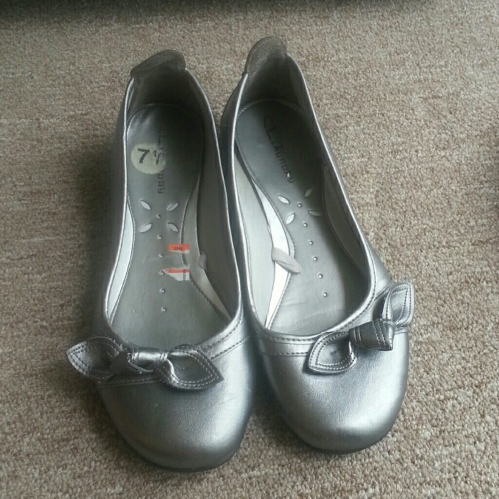 CL by laundry gray flats size 7.5 excellent condit