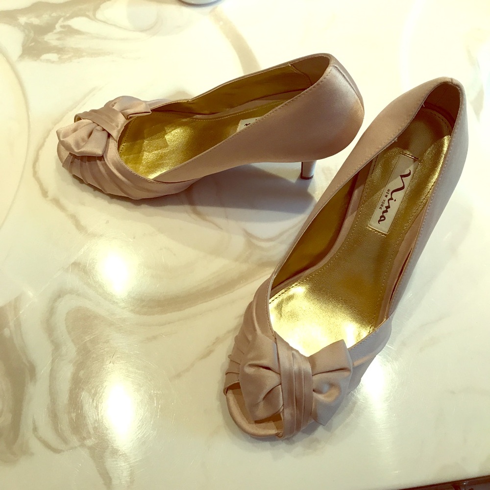 Nina nude satin shoe. Size Eur 37.5.