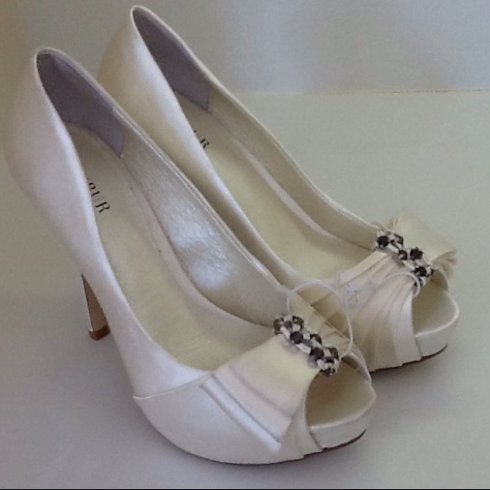 Menbur 8 New Ivory Peau de Soie Heels