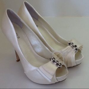 Menbur New Cream Peau de Soi Heels