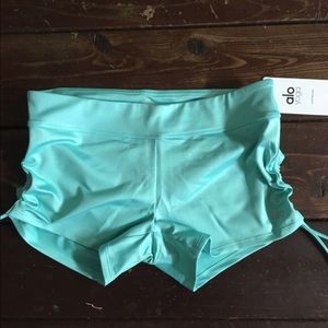 Sweat it Trunk Alo Yoga short size Medium