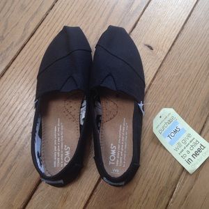 Women's classic black TOMS new, never worn