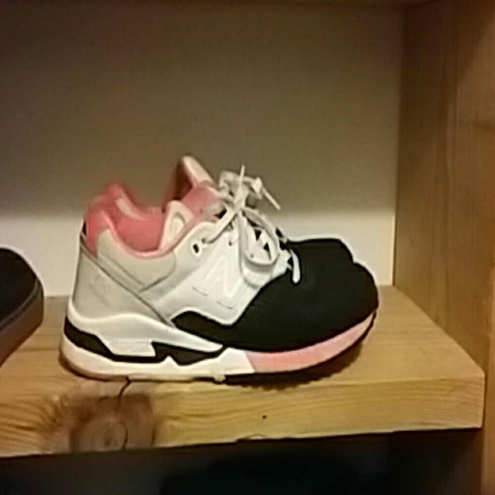 New balance tennis shoes