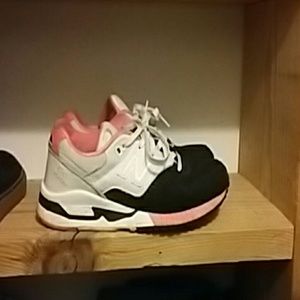 New balance tennis shoes